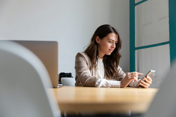 What are the detailed steps for establishing a UK-based mobile health app and ensuring data privacy compliance?